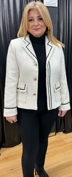 Classic Tweed Jacket with Collar and Pocket Detailing